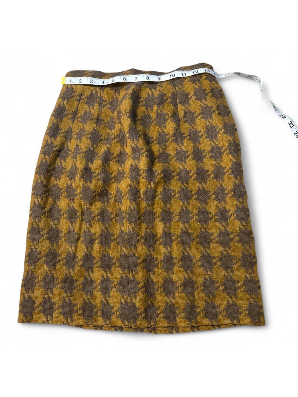 Brown and mustard houndstooth midi skirt #retro #preppy #fall #depopsweepstakes